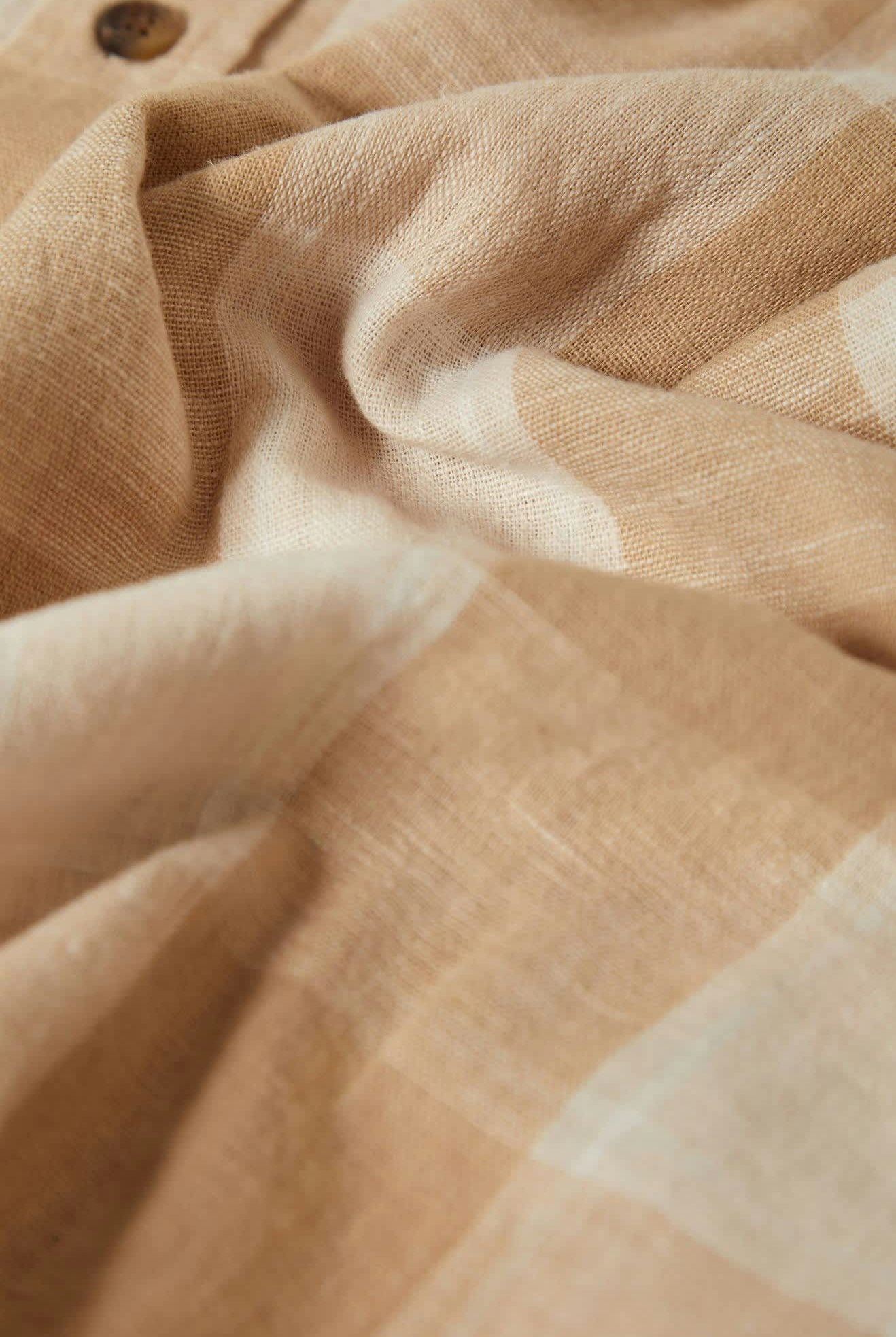 Men's Cru Linen Blend S/S Shirt in the color Off White/Sand - Additional Laydown image