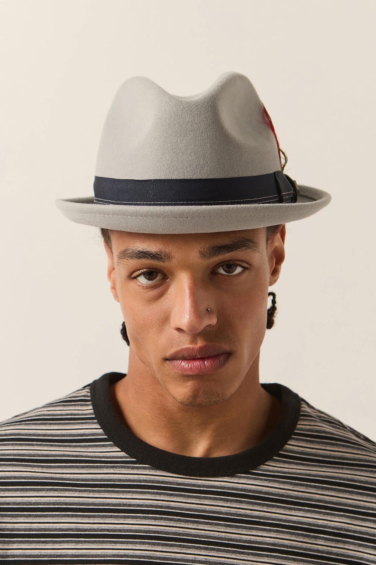 Unisex Gain Fedora in the color Light Grey/Midnight - Men's Front View