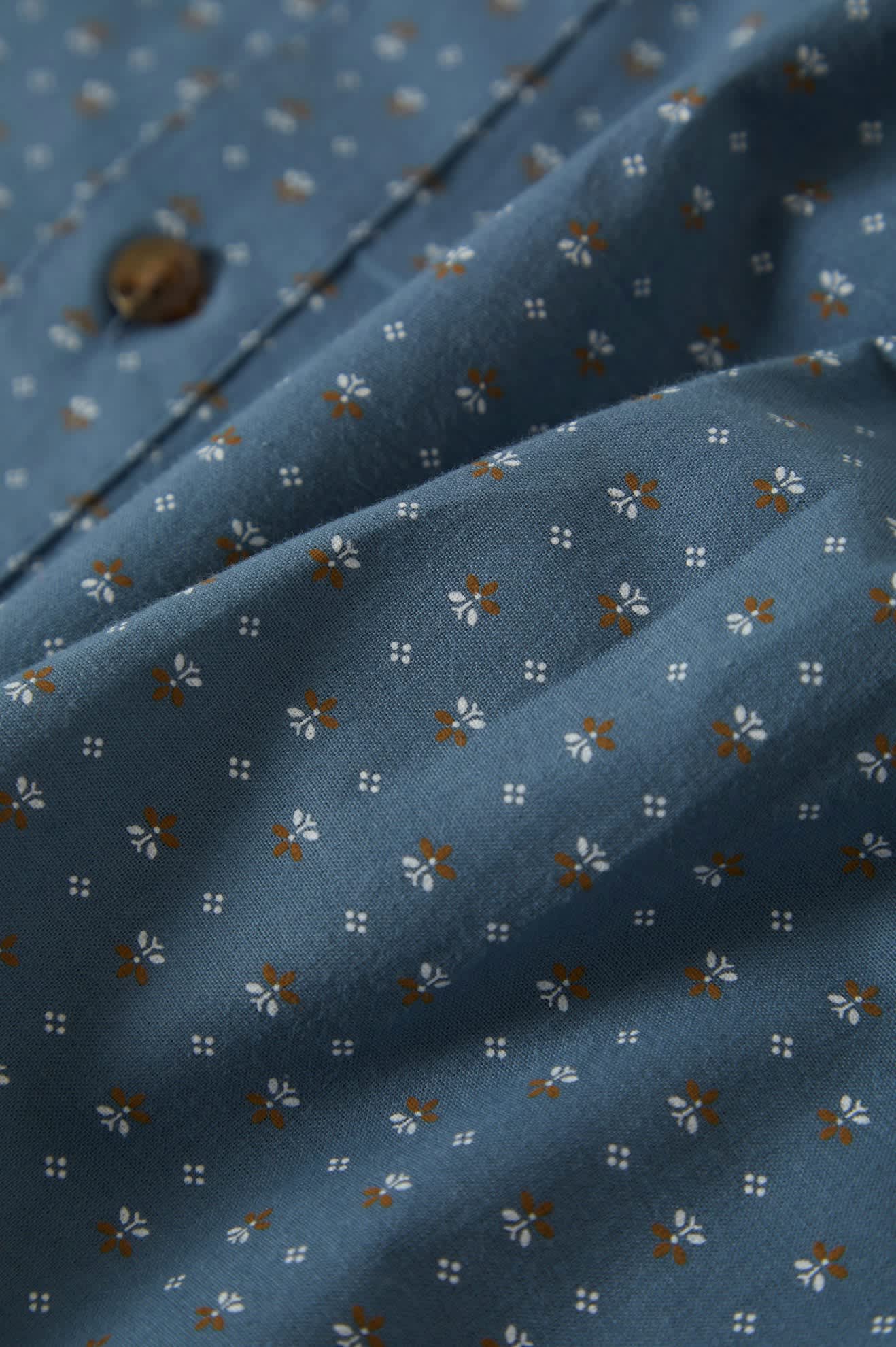 Men's Charter Print S/S Shirt in the color Azure Blue/Micro Floral - Additional Laydown image