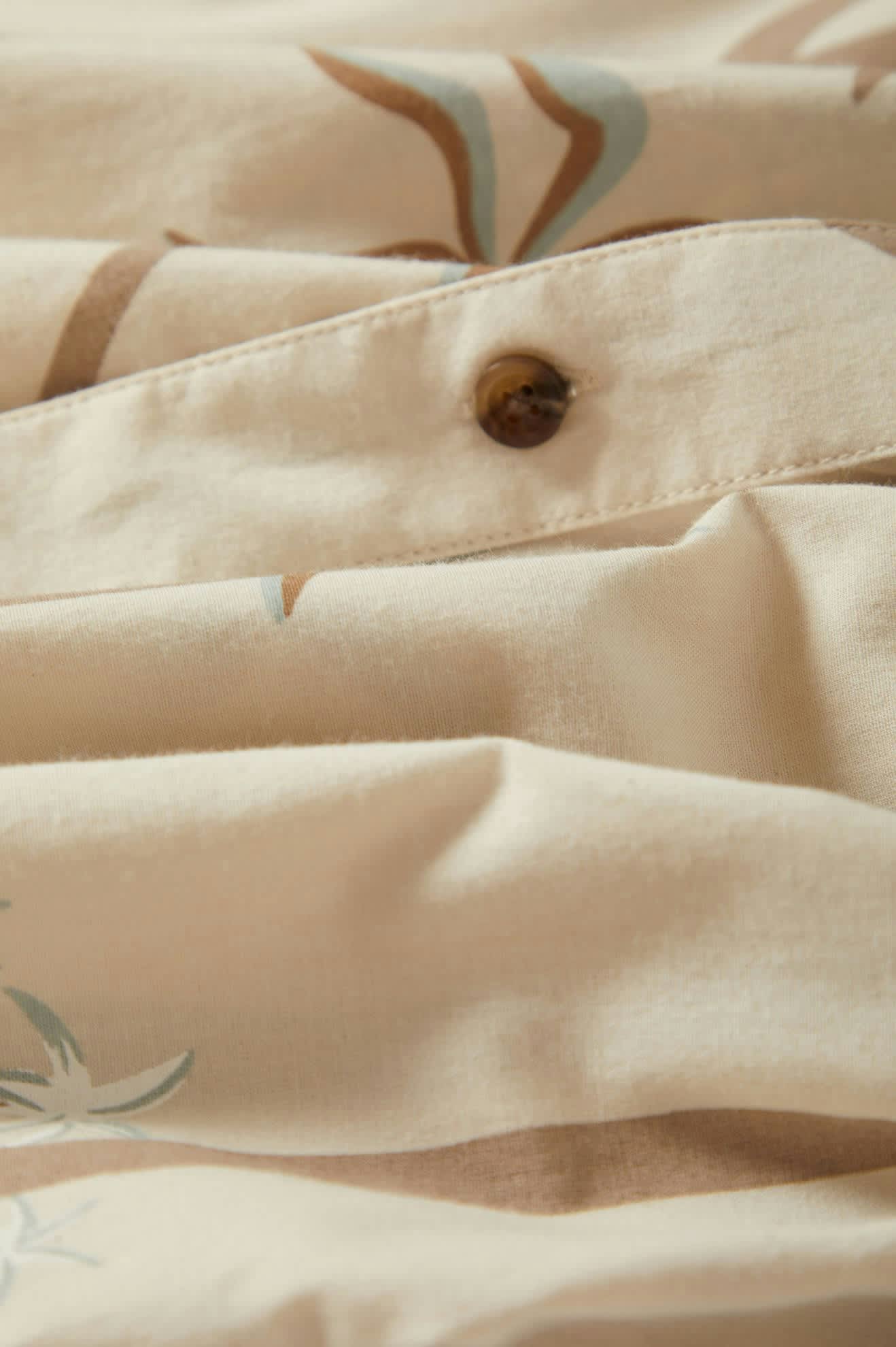 Men's Charter Print S/S Shirt in the color Whitecap Scenic Trip - Additional Laydown image