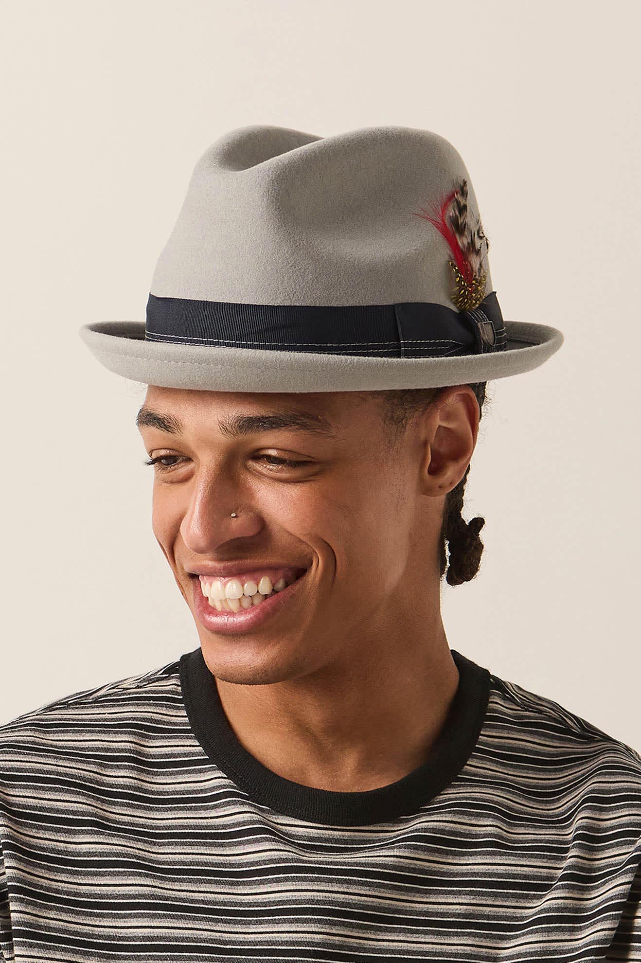 Unisex Gain Fedora in the color Light Grey/Midnight - Men's Side View