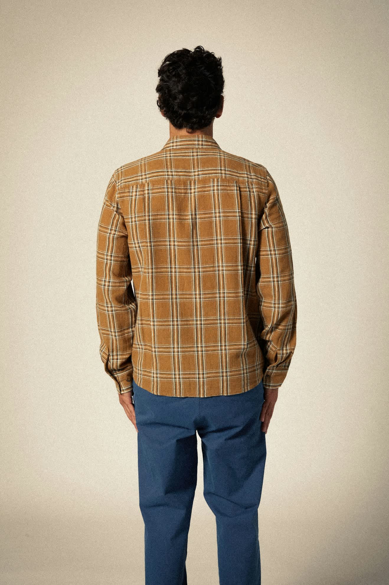 
       Men&#39;s Charter Linen Blend S/S Shirt in the color Washed Copper/Whitecap Plaid - Men&#39;s Back View
     