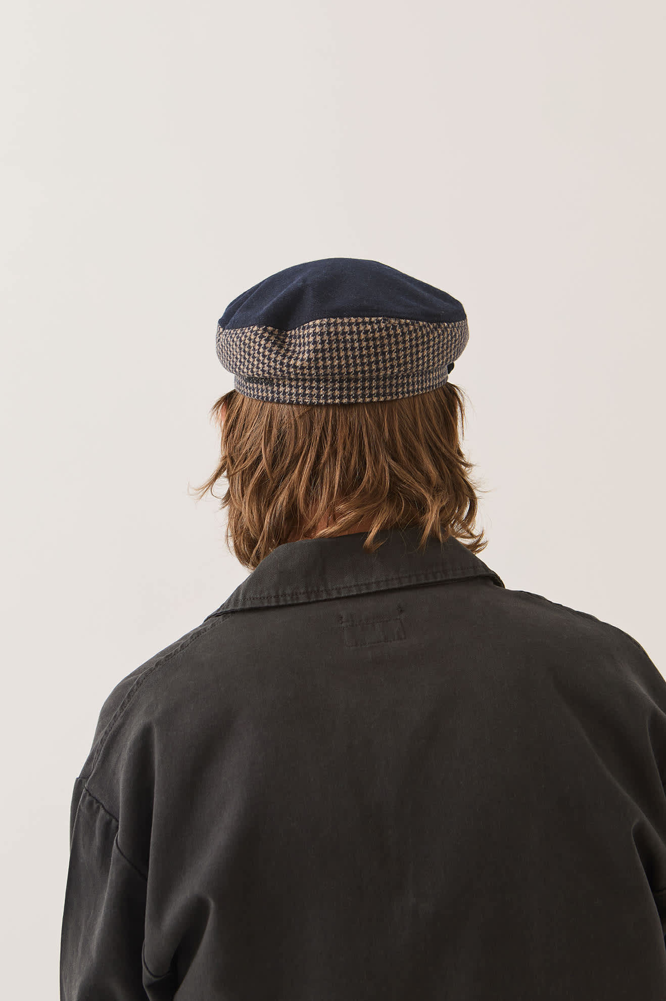 Unisex Fiddler Fisherman Cap in the color Navy/Sand Houndstooth - Men's Back View